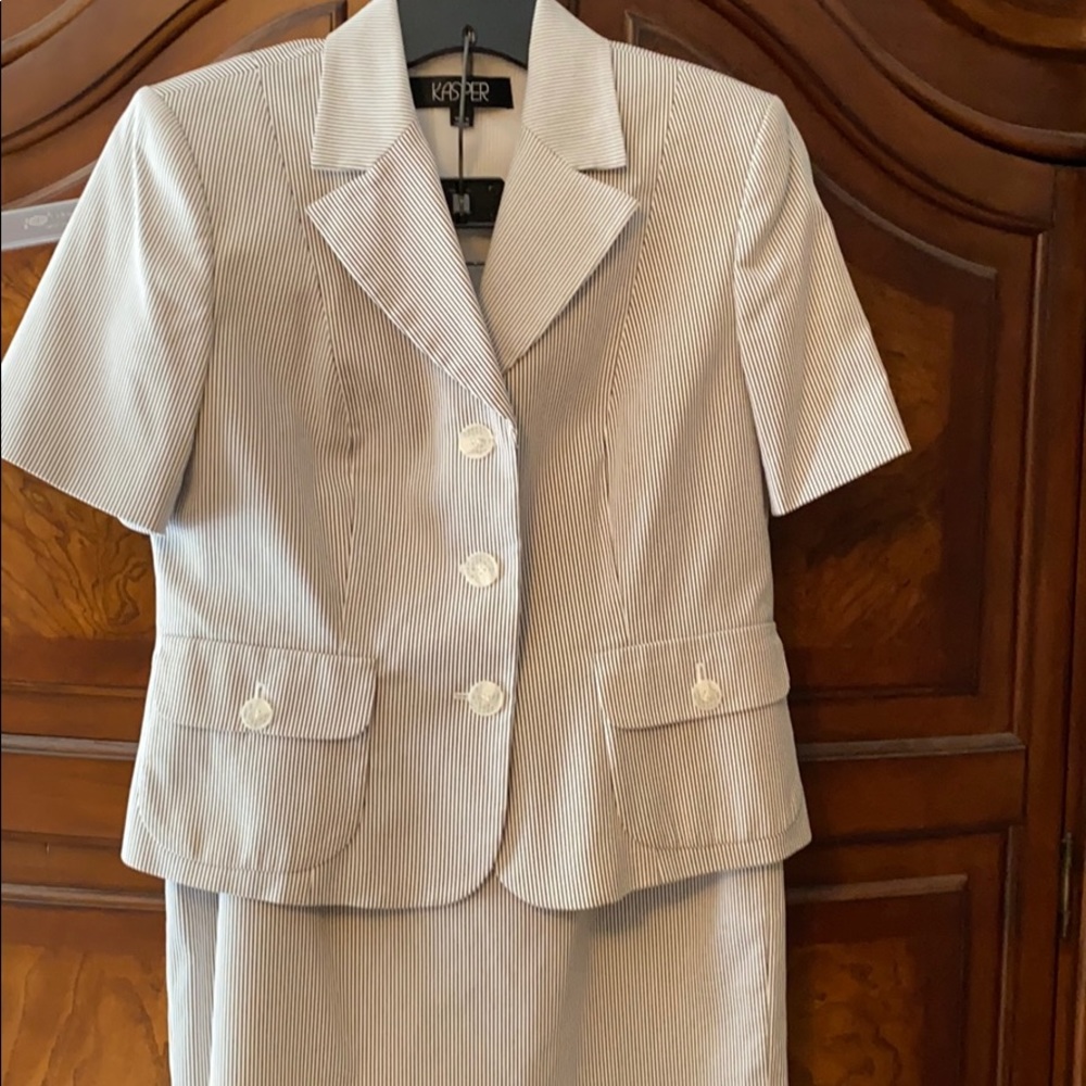 Kasper seersucker like material suit. 6/8